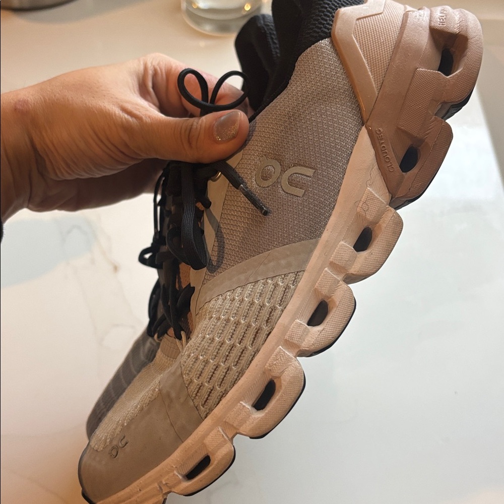 On cloud Running Gray and Black Athletic Shoes - Picture 3 of 5